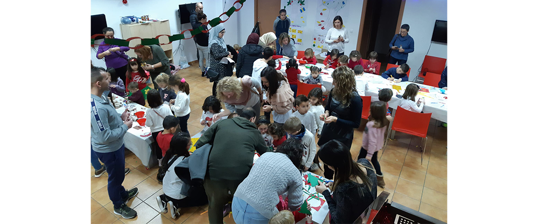 L'AMPA del col·legi i els joves alegren el Nadal als més menuts