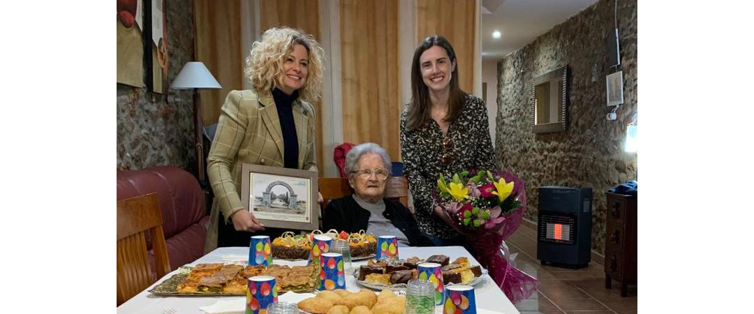 Pilar Rebollida Amela con la alcaldesa Virginia Martí Sidro y la concejal Ángela Gauchía Verdoy / Pilar Rebollida Amela amb l'alcaldessa Virginia Martí Sidro i la regidora Àngela Gauchía Verdoy