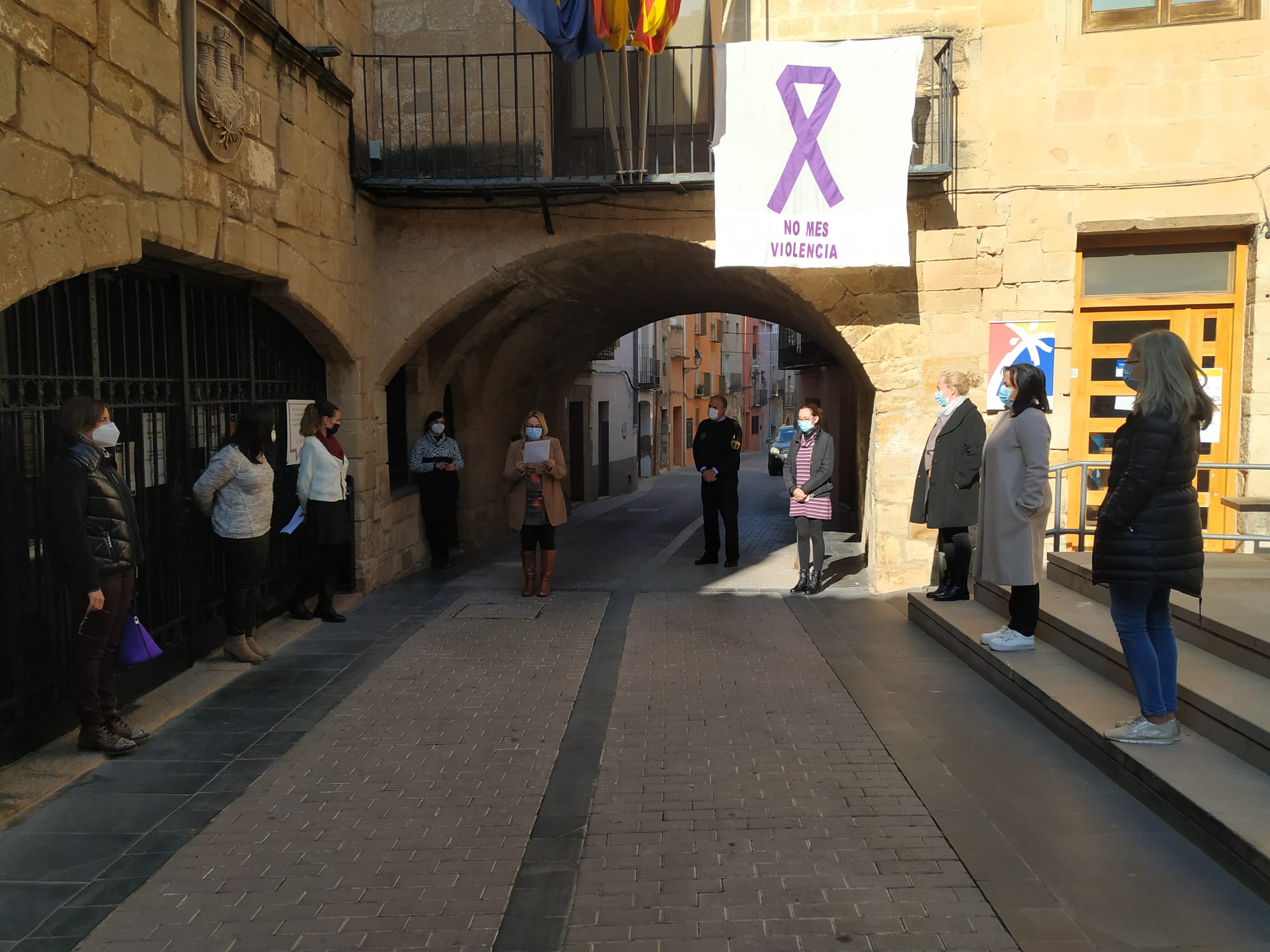 Cabanes guarda un minut de silenci per les víctimes de la violència de gènere
