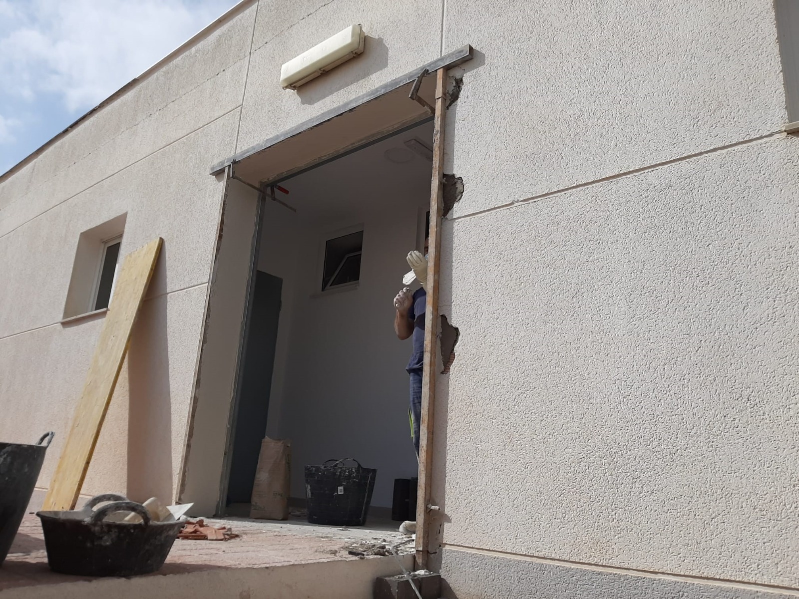 Nuevas puertas en los vestuarios de la piscina de La Ribera