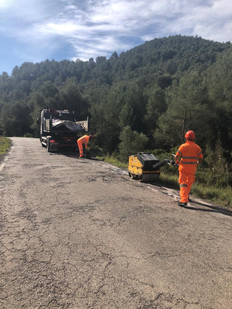 Nuevos trabajos de reparcheo en la carretera de Miravet