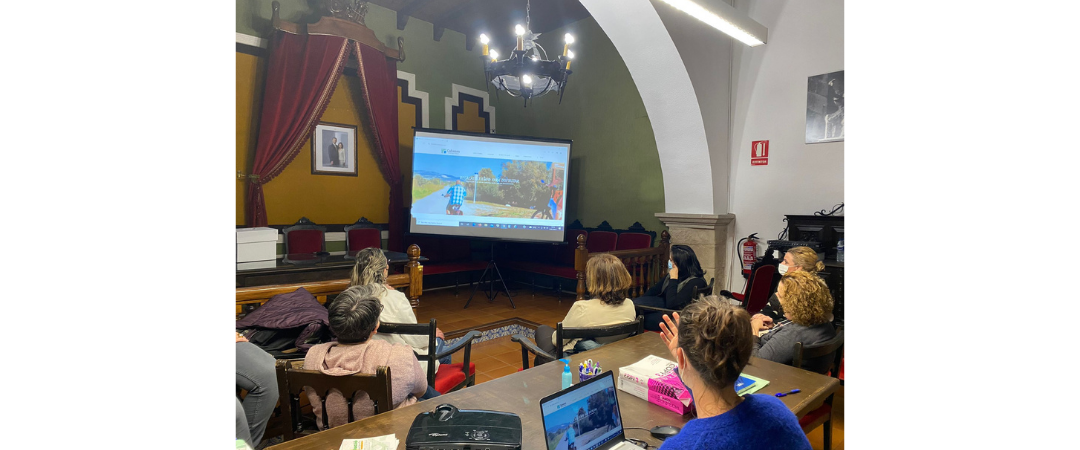 Cabanes presenta el nou portal web turístic als empresaris locals
