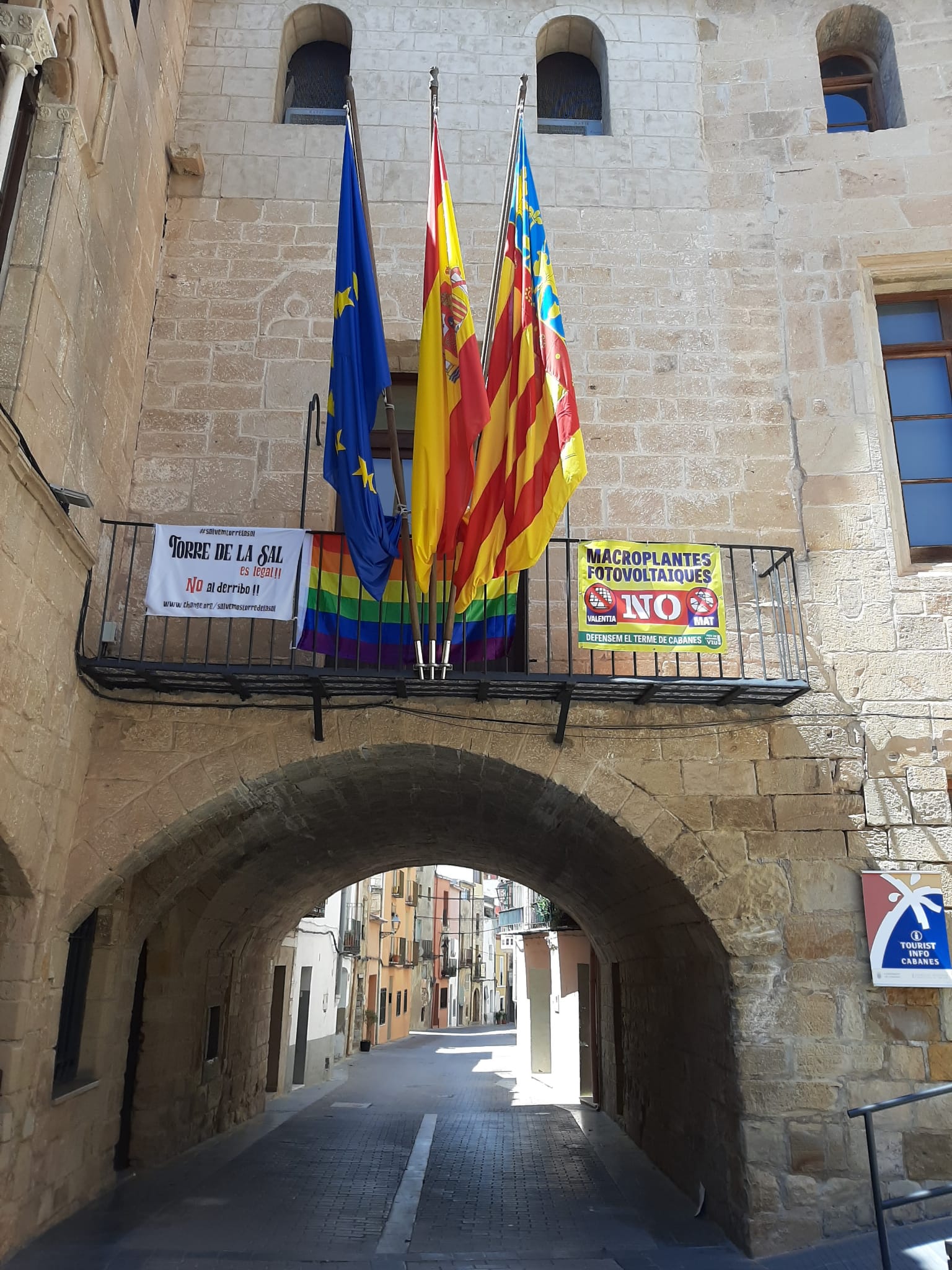La bandera arcoiris oneja a Cabanes per a reivindicar els drets LGTBI