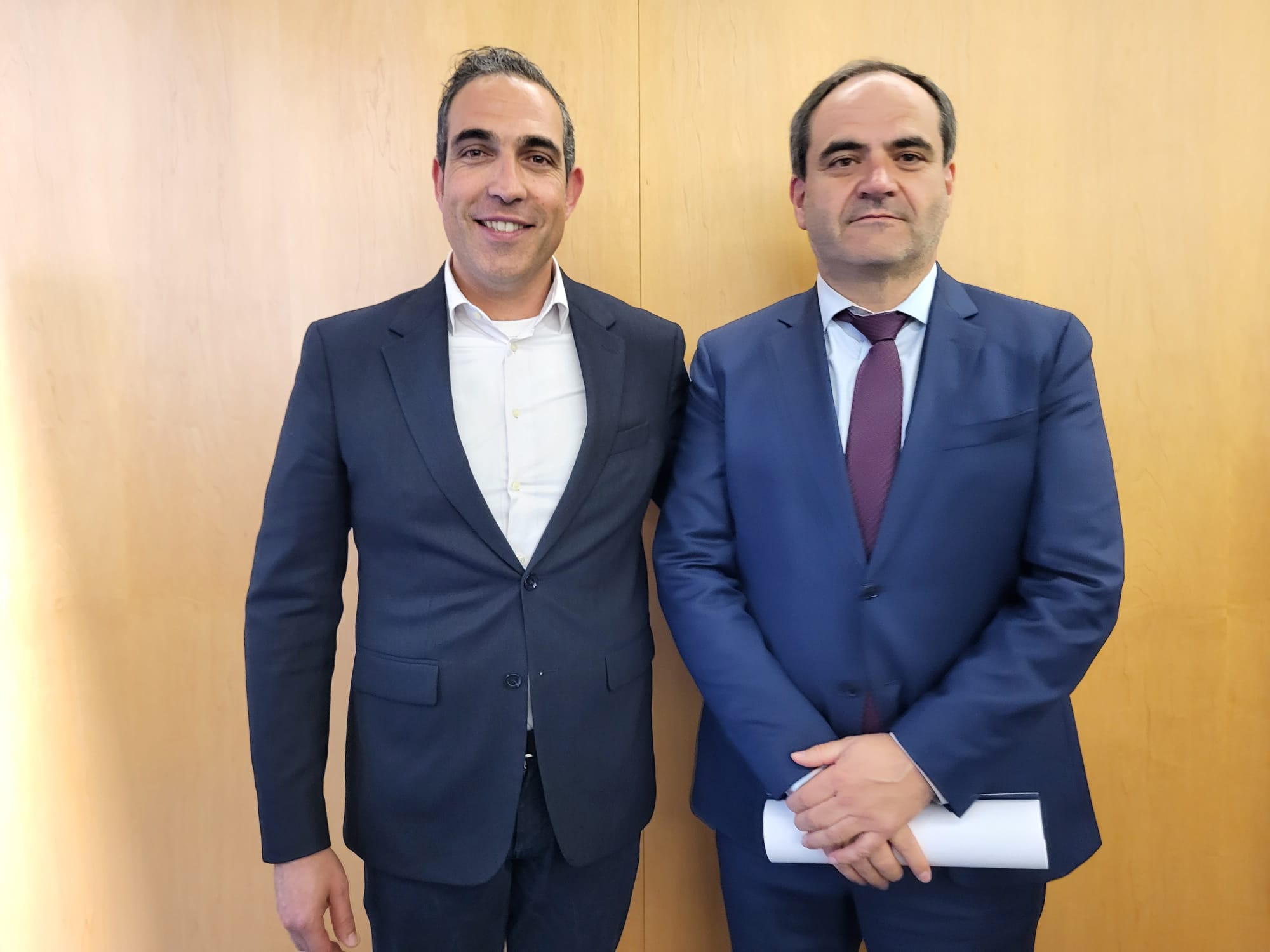 El veí de Cabanes, Miguel Àngel López Navarro, ha rebut aquest matí el guardó a l'excel·lència docent 2024 per la Facultat de Ciències Jurídiques i Econòmiques en el 33 aniversari de la Universitat Jaume I (UJI) de Castelló. López és Doctor en Administració i Direcció d'Empreses i professor Titular d'Universitat en l'àrea d'Organització d'Empreses (Departament d'Administració d'Empreses i Màrqueting) de la Universitat Jaume I. David Casanova, alcalde de Cabanes, ha acompanyat al guardonat en un moment acadè