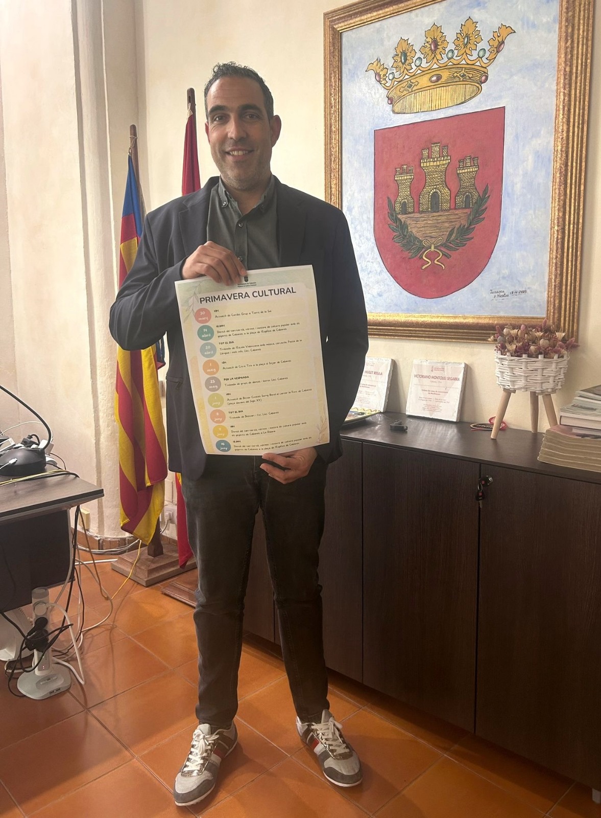 L'alcalde, David Casanova, amb la programació de la Primavera Cultural