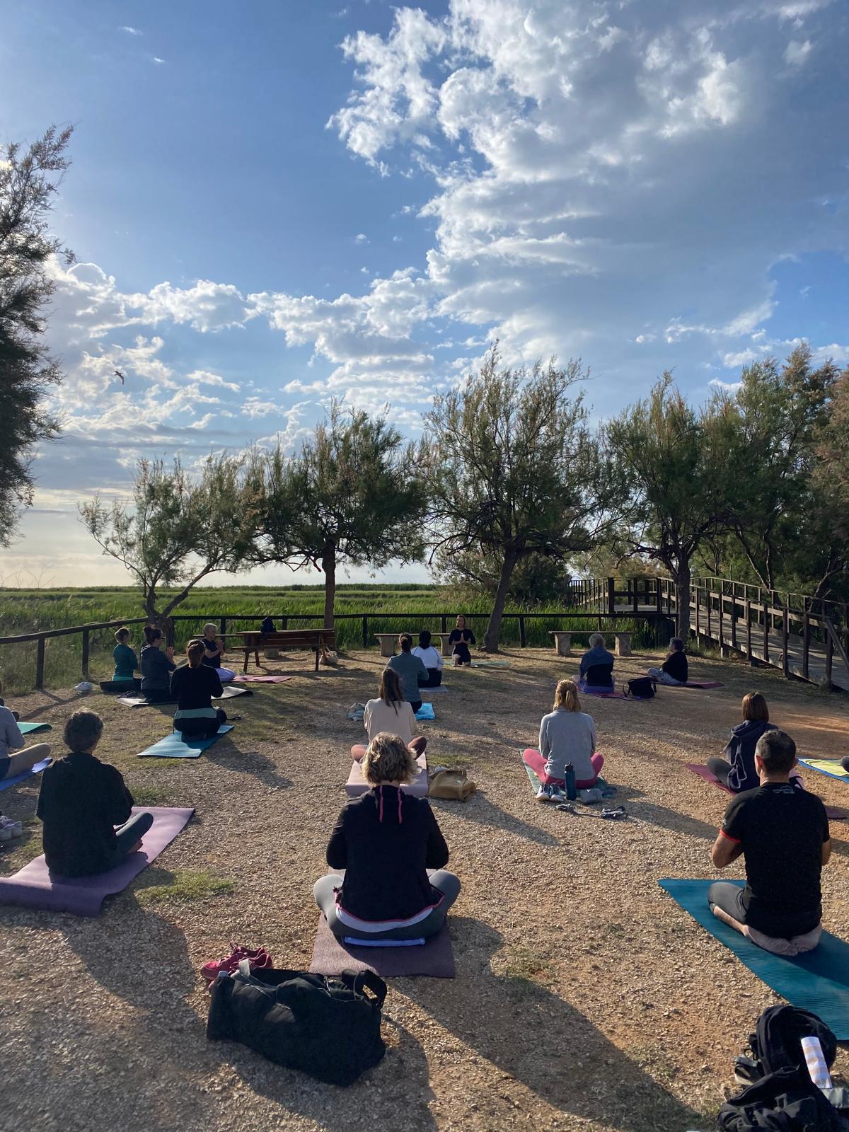 - L'oferta de tallers de ‘mindfulness’ abasta des de juny a octubre  L'Ajuntament de Cabanes ha iniciat la programació de ‘mindfulness’ amb una experiència d'albirament d'aus i relaxació al Prat. La proposta, celebrada dissabte passat, ha comptat amb el favor del públic, que s'ha sumat a la jornada Navakarana & Meditació, una experiència d'albirament d'aus i relaxació al Prat.  Els tallers per a unir la pràctica esportiva amb la promoció dels espais d'alt valor ecològic que emboliquen la localitat continuar